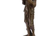 une image représentant une statue en bronze d'une femme tenant un bébé dans ses bras