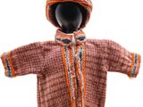 un mannequin vêtu d'un pull et d'un bonnet
