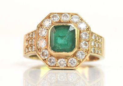 bague en émeraude et diamant sur fond blanc