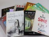 plusieurs livres sont empilés sur une table