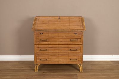 une petite commode en bois posée sur un parquet en bois massif