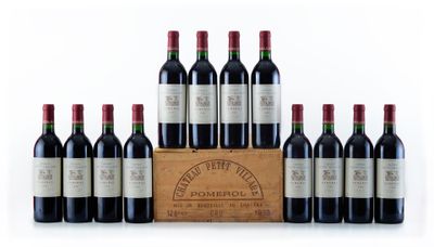 six bouteilles de vin rouge dans une caisse en bois sur fond blanc