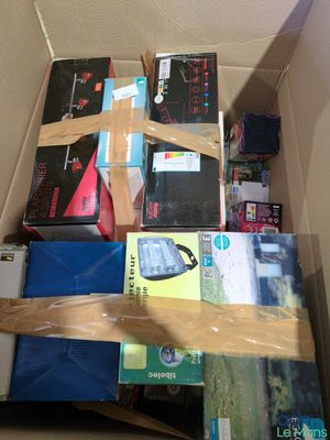une boîte en carton remplie de livres et d'autres objets
