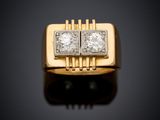 gros plan d'une bague en or et diamants sur une surface noire