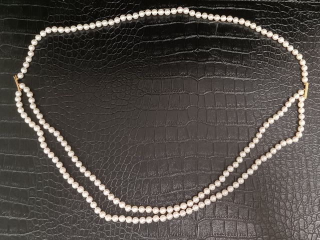 Collier de perles à trois rangs, fermoir or. Long : 46 cms. Poids