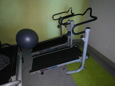 un ensemble d'appareils de musculation installé dans un coin d'une pièce