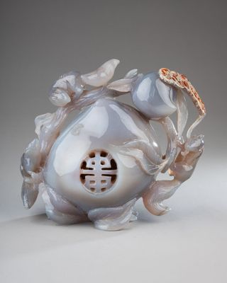 un vase blanc orné d'un motif floral