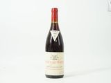 une bouteille de vin posée sur une table