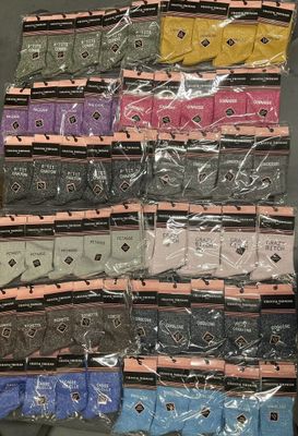 Plusieurs paires de chaussettes pour homme sont emballées dans des sacs en plastique