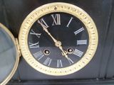 une horloge avec des chiffres romains sur le cadran