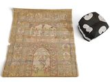 un tapis et un coussin posés côte à côte sur le sol
