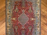 un tapis rouge et bleu sur un plancher en bois