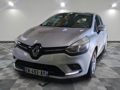 une photo d'une voiture argentée dans un showroom