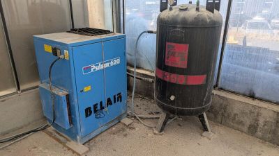 une boîte bleue à côté d'un bidon noir portant une étiquette rouge