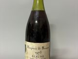 une vieille bouteille de vin posée sur une table