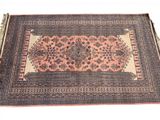 un vieux tapis à motifs floraux sur fond blanc