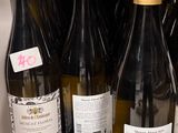 plusieurs bouteilles de vin se trouvent sur une étagère dans un magasin