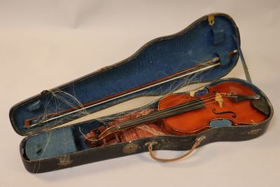 un violon dans un étui sur une surface blanche