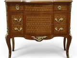 une commode ancienne ornée de sculptures raffinées et dotée de poignées en laiton
