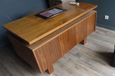 une table en bois sur laquelle est posé un magazine