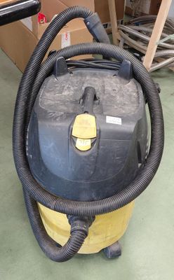 un aspirateur posé sur le sol de la pièce