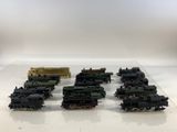 un grand nombre de trains miniatures posés sur une table