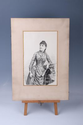 un dessin en noir et blanc représentant une femme en robe, debout à côté d'un chevalet