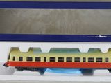 un petit train qui se trouve dans une boîte posée sur la table
