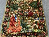 un tapis posé au sol sur lequel est représenté un homme et une femme