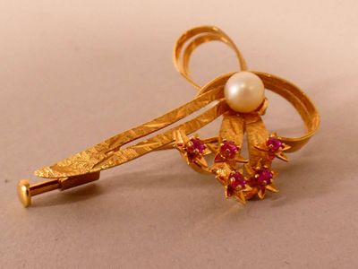 Broche en or 18 carats montée de cinq rubus étoilés et d'une…
