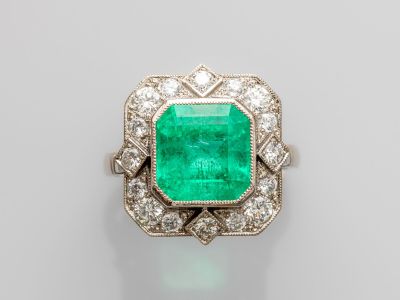 une bague en émeraude et diamant