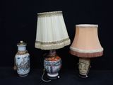 trois lampes placées l'une à côté de l'autre sur une table