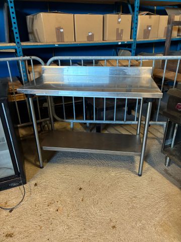 Table inox avec tablette inférieure. L 120 cm. Frais en sus 14.28...