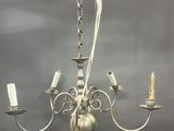 un lustre blanc orné de bougies dans une pièce