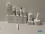 de nombreux types de produits de soins de la peau sur une table