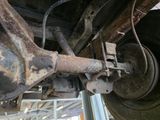 un gros plan sur l'arrière d'un véhicule rouillé