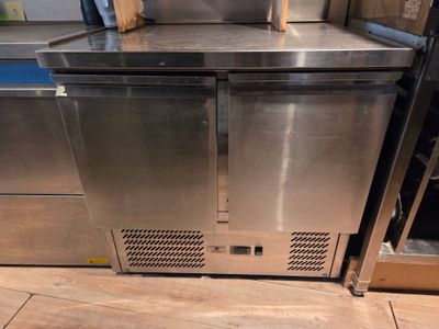 un plan de travail en acier inoxydable dans une cuisine commerciale