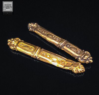 paire de poignées de porte anciennes en laiton plaqué or sur fond noir