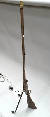 une lampe posée sur un trépied