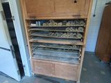 une armoire qui contient tout un tas d'objets