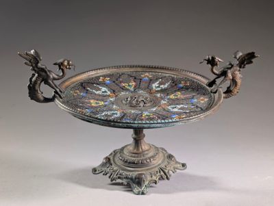 une assiette en argent ornée d'un motif représentant un dragon