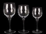 trois verres à vin vides sont alignés sur un fond noir