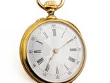 une montre de poche en or avec des chiffres romains sur le cadran