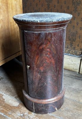 une armoire en bois avec un plateau en marbre, posée sur un parquet