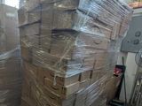une grande pile de cartons sur une palette dans un entrepôt