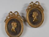 une paire de portraits plaqués or représentant un homme et une femme