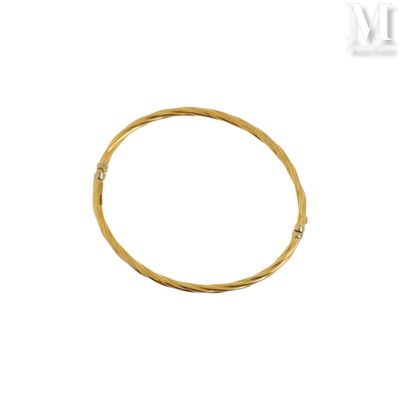 gros plan d'une bague en or sur fond blanc
