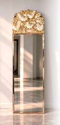 un miroir au milieu d'une pièce où se trouve un miroir accroché au mur