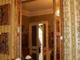 de nombreuses figurines posées sur une table devant un miroir