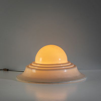 une lampe posée sur une table